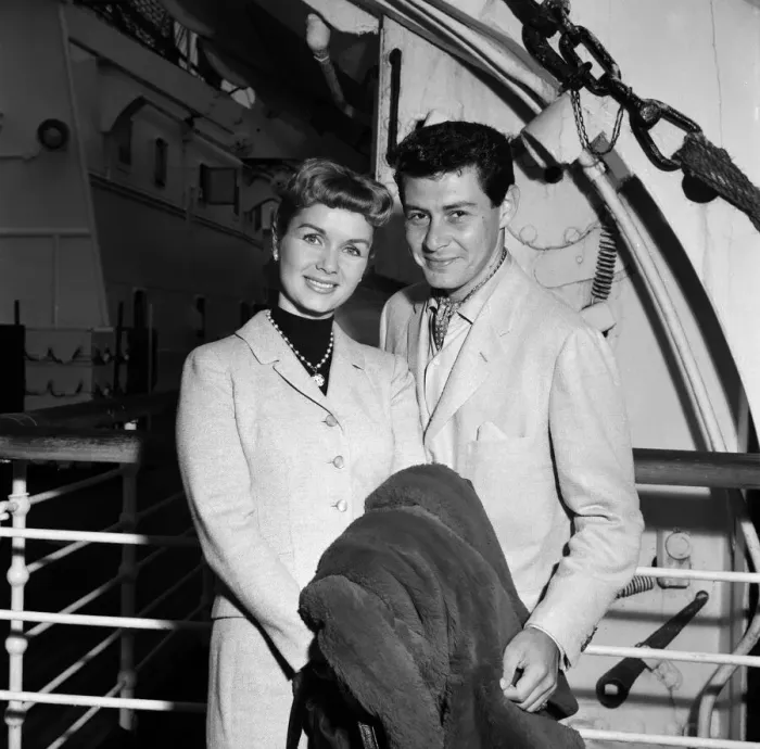 Framed Print : Debbie Reynolds and husband Eddie Fisher arrive at Southampton onboard the Queen Framed Print : Debbie Reynolds and husband Eddie Fisher arrive at Southampton onboard the Queen