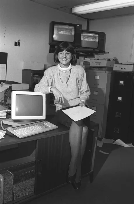 Framed Print : DEBBIE THROWER - TV PRESENTER SITTING ON A DESK WITH COMPUTER AND TV SCREENS - 05 / 01 / 1988 Framed Print : DEBBIE THROWER - TV PRESENTER SITTING ON A DESK WITH COMPUTER AND TV SCREENS - 05 / 01 / 1988
