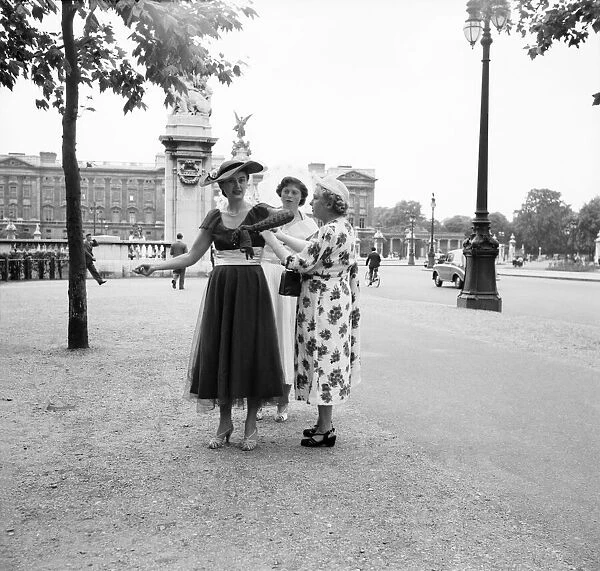 Debs. at Buckingham. Palace. Elizabeth Dyke. June 1952 C2968