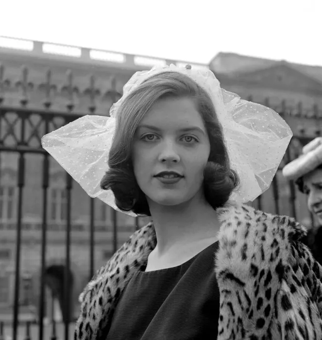Framed Print : The last debs. Miss Miranda Smileyy seen here at Buckingham Palace to be presented to Framed Print : The last debs. Miss Miranda Smileyy seen here at Buckingham Palace to be presented to