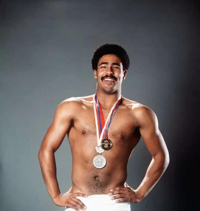 Framed Print : Decathlon champion Daley Thompson with his Commonwealth gold medal