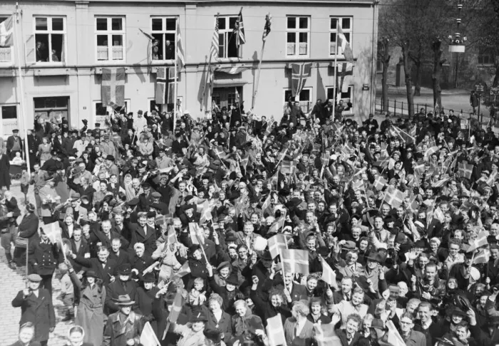 Framed Print : Demark liberated. Civilians in the town of Tonder. 6th May 1945 Framed Print : Demark liberated. Civilians in the town of Tonder. 6th May 1945