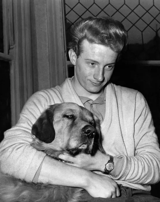 Framed Print : Denis Law, Manchester City, relaxes at his digs in Goulden Road, Withington
