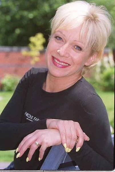 Denise Welch Actress July 1999 Pictured at home in garden weby