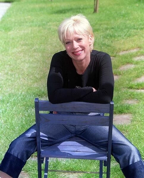 Denise Welch Actress July 1999 Pictured at home in garden weby