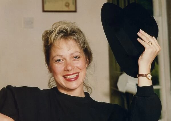 Denise Welch pictured at home 3 October 1991 circa
