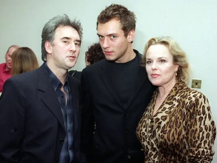 Framed Print : Dennis Lawson, Jude Law and Sheila Gish at the Glasgow Hilton Hotel February 1998