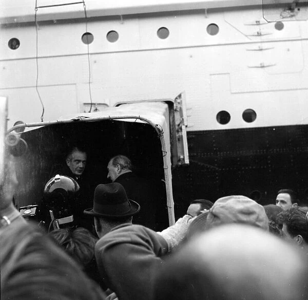 The departure of Sir Anthony Eden and Lady Eden on the New Zealand line ship Rangitata