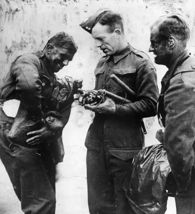 Framed Print : Back at their depot after taking part in a raid on Nazi defences near Boulogne Framed Print : Back at their depot after taking part in a raid on Nazi defences near Boulogne