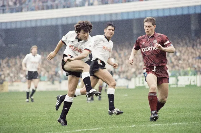 Framed Print : Derby County footballer Dean Saunders shoots for goal during his side Framed Print : Derby County footballer Dean Saunders shoots for goal during his side