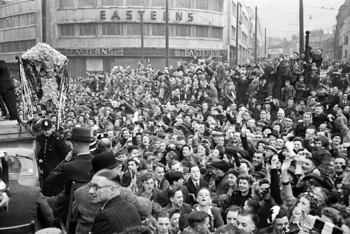Framed Print : The Derby County team return home with the FA Cup trophy following their victory over