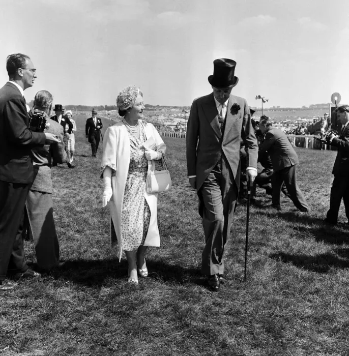 Framed Print : Derby Day at Epsom. Pictured, the Royals arriving, The Queen Mother. 3rd June 1959