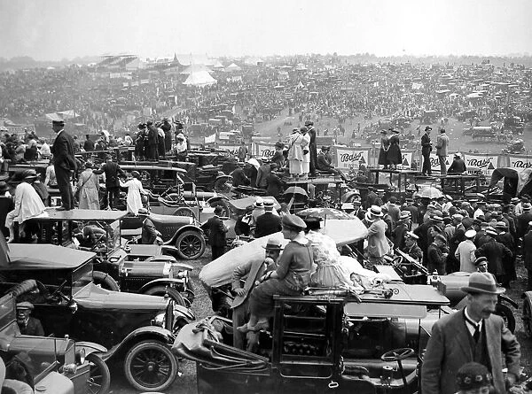 Derby Day scenes, 1920