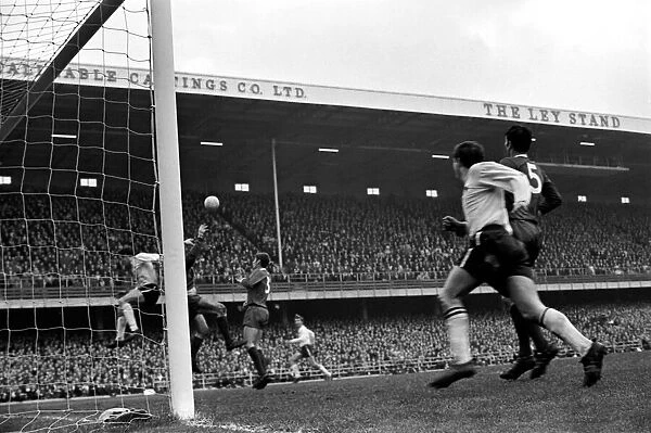 Derby v. Liverpool. Tommy Lawrence punches clean Derby attack. November 1969 Z10619-018