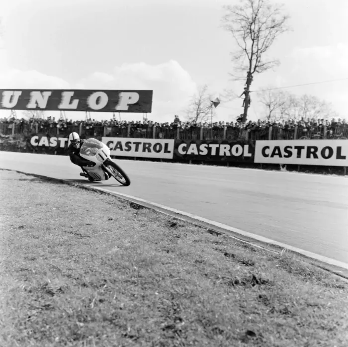 Framed Print : Derek Minter, No. 11, wins the 250-1000cc Class on a 500cc Gilera