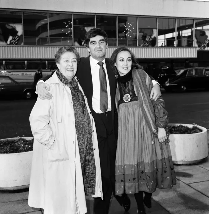Framed Print : Derek Nimmo with Peggy Mount (left) and Paula Wilcox leaving Heathrow Airport for Framed Print : Derek Nimmo with Peggy Mount (left) and Paula Wilcox leaving Heathrow Airport for