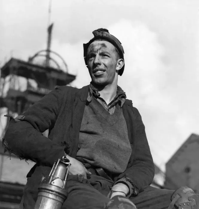 Framed Print : Derrick Latter (21) of Snodland, Kent drafted to the pits as a Bevin boy as decided to Framed Print : Derrick Latter (21) of Snodland, Kent drafted to the pits as a Bevin boy as decided to