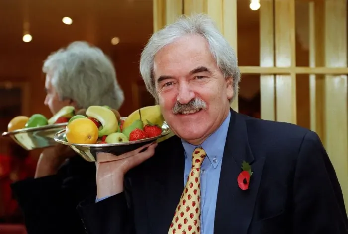 Framed Print : Des Lynam TV Presenter March 98 Holding tray of fruit