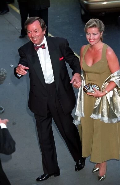 DES O CONNOR AND HIS GIRLFRIEND JAY RUFER AT PREMIERE OF SUNSET BOULEVARD -93  /  7400