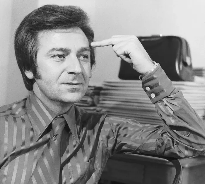 Framed Print : Des O Connor TV Presenter Comedian unusual portrait shot pose Framed Print : Des O Connor TV Presenter Comedian unusual portrait shot pose