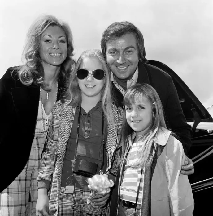 Framed Print : Des O Connor with his wife Gillian and daughters Tracy and Samantha at the airport