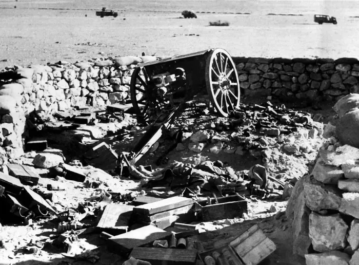 Framed Print : Desert gun position deserted by Italians soldiers 1941 North African desert WW2 Framed Print : Desert gun position deserted by Italians soldiers 1941 North African desert WW2