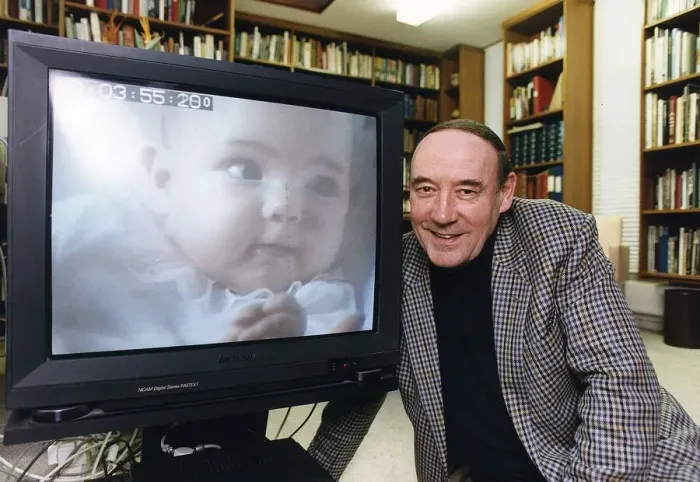 Framed Print : Desmond Morris anthropologist tv presenter baby watching at his home in Oxford Dbase