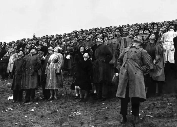 Framed Print : Despite Saturdays disaster, 150, 000 went to Farnborough for the last day of the air