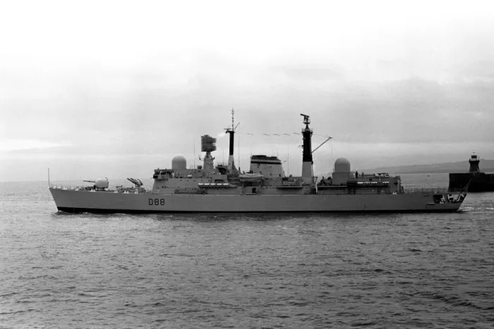 Framed Print : The destroyer HMS Glasgow puts to sea from the River Tyne on her way to Portsmouth to be