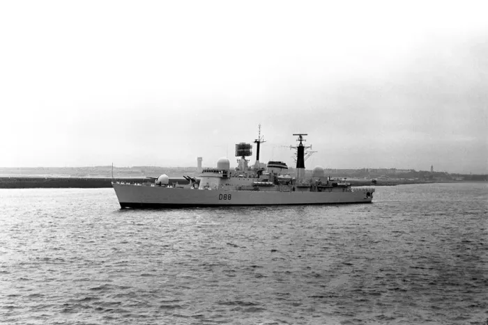 Framed Print : The destroyer HMS Glasgow puts to sea from the River Tyne on her way to Portsmouth to be