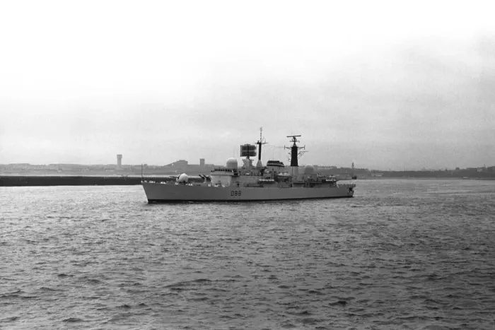 Framed Print : The destroyer HMS Glasgow puts to sea from the River Tyne on her way to Portsmouth to be