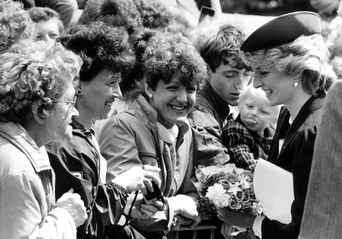 Framed Print : Diana, Princes of Wales chats to the smiling crowd. Huge crowds greeted the Prince Framed Print : Diana, Princes of Wales chats to the smiling crowd. Huge crowds greeted the Prince