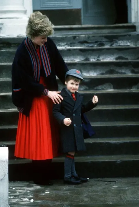 Framed Print : Diana, Princess of Wales accompanies her son Prince William on his first day at Wetherby Framed Print : Diana, Princess of Wales accompanies her son Prince William on his first day at Wetherby