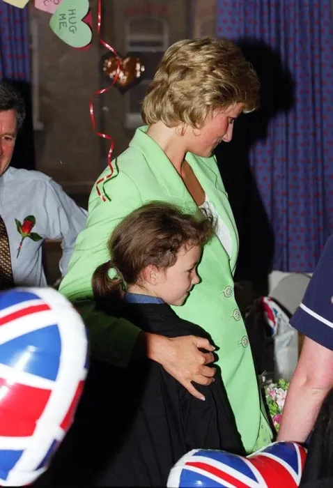 Framed Print : Diana, Princess of Wales with her arm round Danielle Stephenson on a visit to a Framed Print : Diana, Princess of Wales with her arm round Danielle Stephenson on a visit to a
