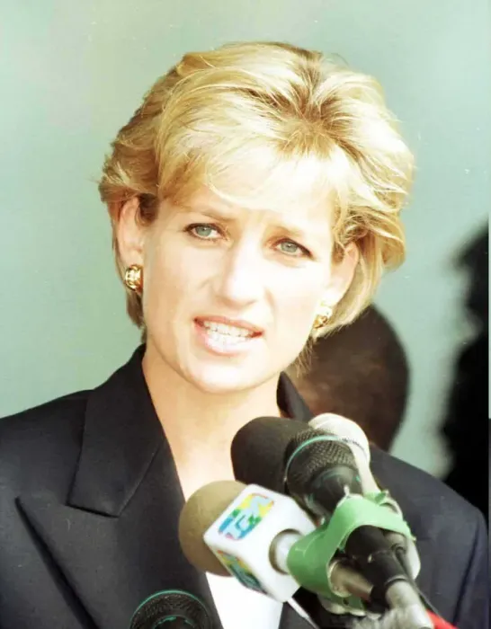 Framed Print : Diana, Princess of Wales upon her arrival at the Luanda Airport Framed Print : Diana, Princess of Wales upon her arrival at the Luanda Airport