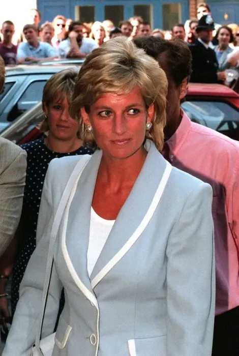Framed Print : Diana, Princess of Wales, arrives at the English National Ballet in South Kensington for Framed Print : Diana, Princess of Wales, arrives at the English National Ballet in South Kensington for