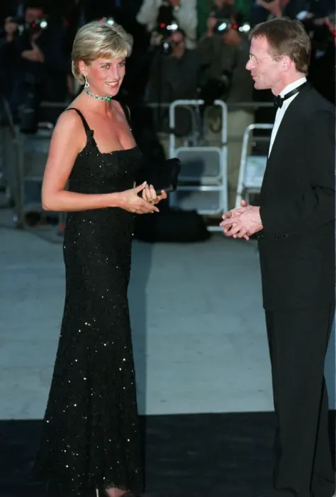 Framed Print : Diana, Princess of Wales arrives for a gala evening sponsored by Chanel Framed Print : Diana, Princess of Wales arrives for a gala evening sponsored by Chanel