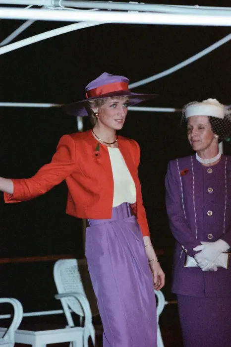 Framed Print : Diana, Princess of Wales arrives on the Governors launch during her visit to Hong Kong Framed Print : Diana, Princess of Wales arrives on the Governors launch during her visit to Hong Kong