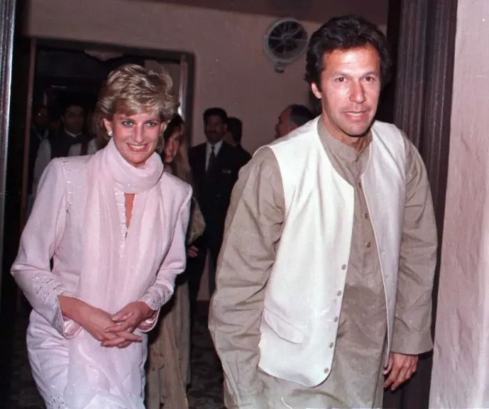 Framed Print : Diana, Princess of Wales arrives at an Indian restaurant for dinner with Jemima Khan Framed Print : Diana, Princess of Wales arrives at an Indian restaurant for dinner with Jemima Khan