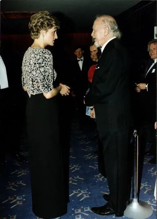 Framed Print : Diana, Princess of Wales arrives for the Royal Premiere of the new film Hear My Song Framed Print : Diana, Princess of Wales arrives for the Royal Premiere of the new film Hear My Song