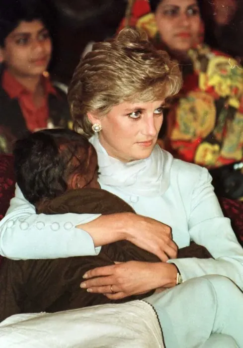 Framed Print : Diana, Princess of Wales cuddles a blind child during a visit to the Shaukat Khanum