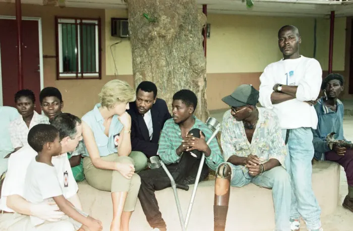 Framed Print : Diana, Princess of Wales during her four day visit to Angola Framed Print : Diana, Princess of Wales during her four day visit to Angola