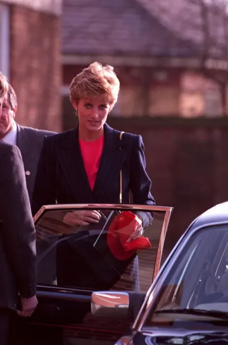 Framed Print : DIANA PRINCESS OF WALES GETTING INTO CAR OUTSIDE THE RED CROSS CENTRE IN NORTH LONDON Framed Print : DIANA PRINCESS OF WALES GETTING INTO CAR OUTSIDE THE RED CROSS CENTRE IN NORTH LONDON