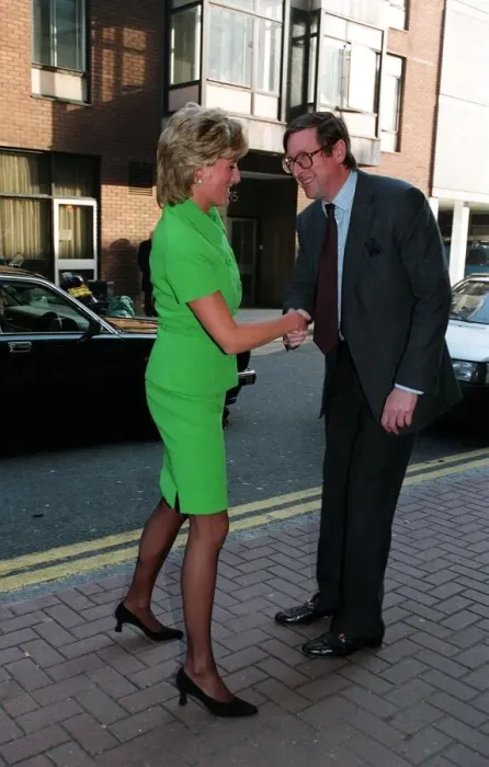 Framed Print : Diana, Princess of Wales is greeted by Max Hastings, Editor of the Evening Standard Framed Print : Diana, Princess of Wales is greeted by Max Hastings, Editor of the Evening Standard