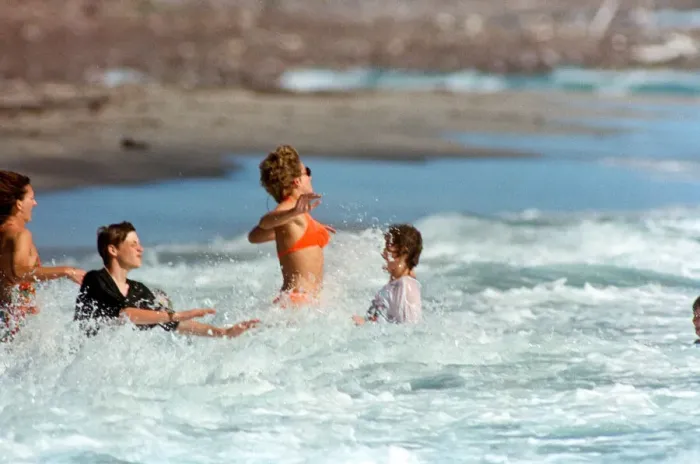 Framed Print : Diana, Princess of Wales on holiday in Nevis with her sons. January 1993 Framed Print : Diana, Princess of Wales on holiday in Nevis with her sons. January 1993