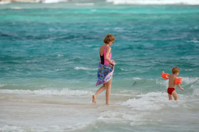 Framed Print : Diana, Princess of Wales on holiday with her son Prince Harry on the British Virgin