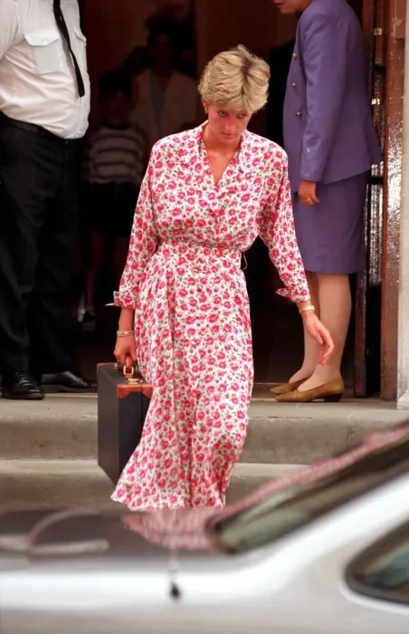 Framed Print : DIANA, THE PRINCESS OF WALES LEAVING ST MARYs HOSPITAL AFTER VISITING AIDS VICTIM