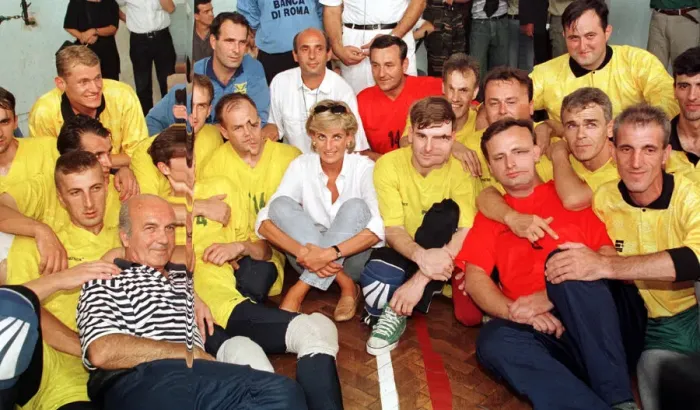 Framed Print : Diana, Princess of Wales makes a three day visit to Bosnia - Herzegovina as part of her Framed Print : Diana, Princess of Wales makes a three day visit to Bosnia - Herzegovina as part of her