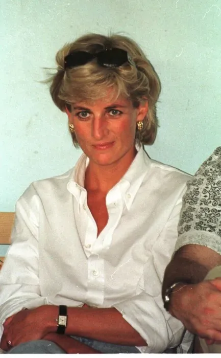 Framed Print : Diana, Princess of Wales makes a three day visit to Bosnia - Herzegovina as part of her Framed Print : Diana, Princess of Wales makes a three day visit to Bosnia - Herzegovina as part of her