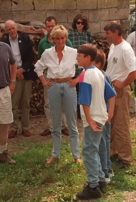 Framed Print : Diana, Princess of Wales makes a three day visit to Bosnia - Herzegovina as part of her Framed Print : Diana, Princess of Wales makes a three day visit to Bosnia - Herzegovina as part of her